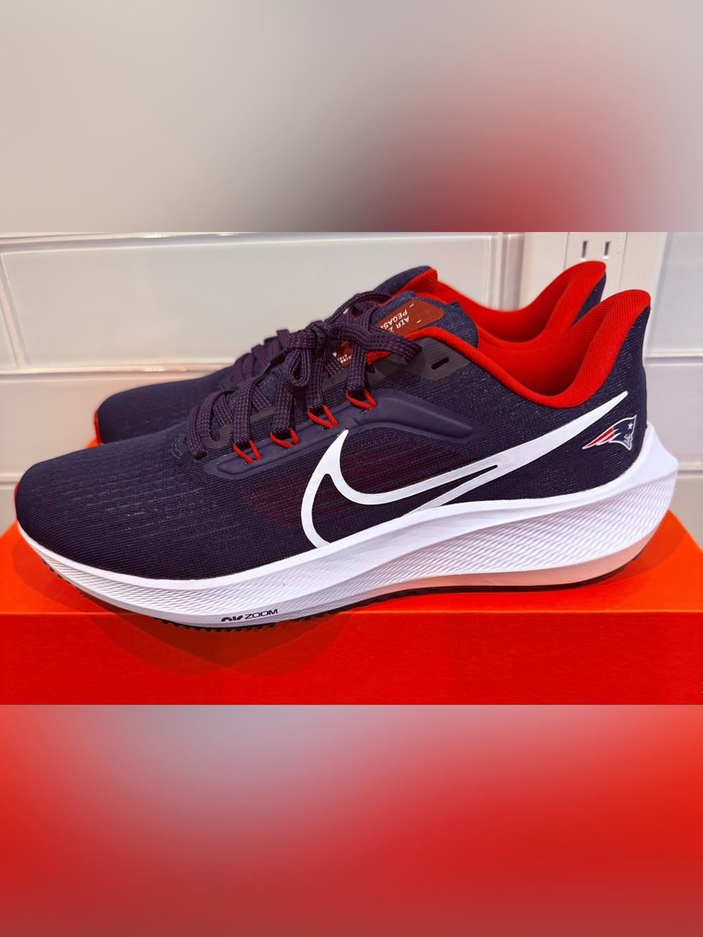 NIB Nike NFL x Air Zoom Pegasus 39. New England Patriots. Men’s 7/Women’s 8 1/2